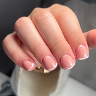 Minimalist Art Minimalistisches Nail Art Design - Moderne Nagelkunst Innsbruck