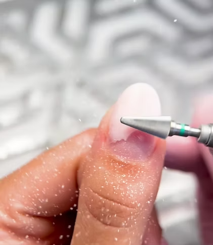 Präzise Nagelformung Professioneller Nagelfeile-Prozess - FALYN Academy Technik Training